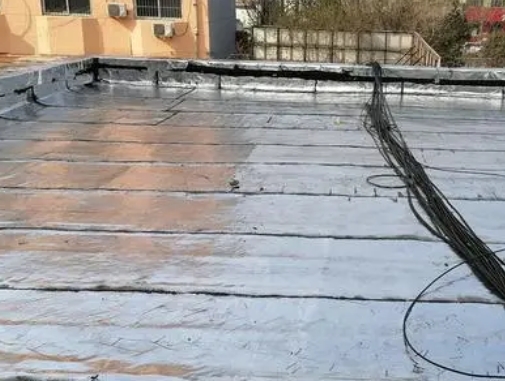 旬邑卫生间漏水维修公司分享下旬邑屋面楼顶防水刚性防水层施工要点。